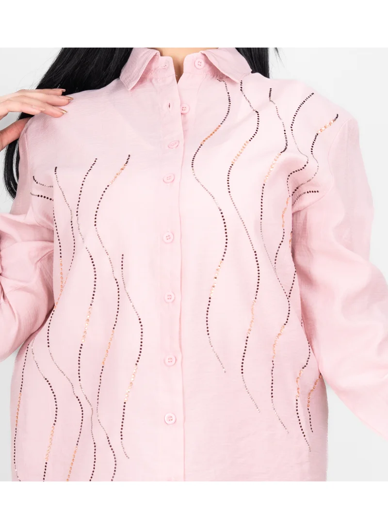 اكسا طقم عصري من قطعتين: قميص وبنطال بتفاصيل كريستالية مموجة